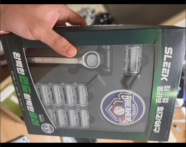 SLEEK Motion Razor Set – Baseball Breakers Limited Edition (Handle + 12 Cartridges + Case) - Kimmart